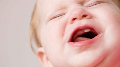 ¿Deben medicarse las encías de los bebés durante la dentición? No