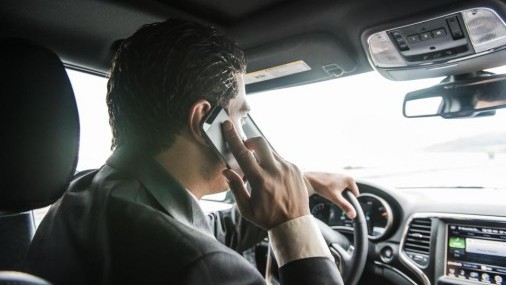 Porque la Generación X y los conductores del milenio  son más propensos a usar sus teléfonos mientras conducen