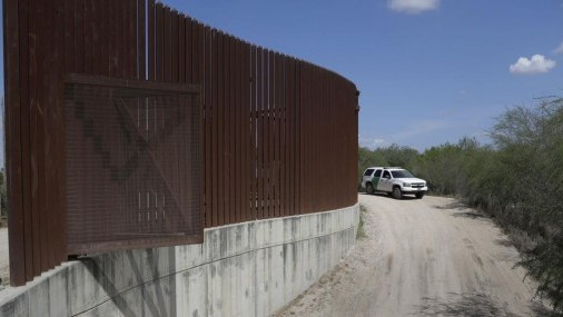 EEUU dispensa leyes para poner puertas en valla fronteriza