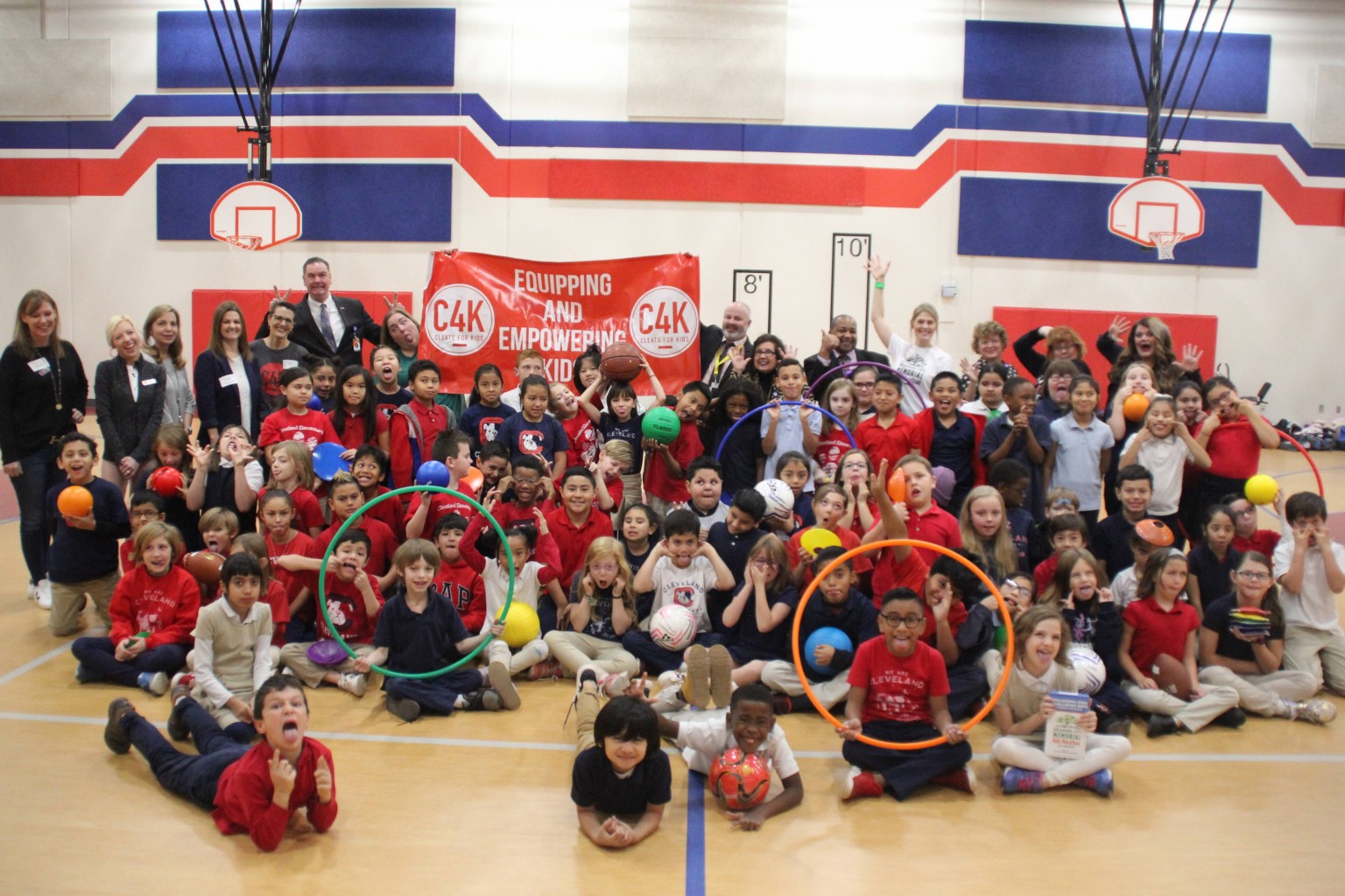 “Cleats For Kids”  & BLUE CROSS BLUE SHIELD SE UNEN POR LA SALUD DE LOS NIÑOS