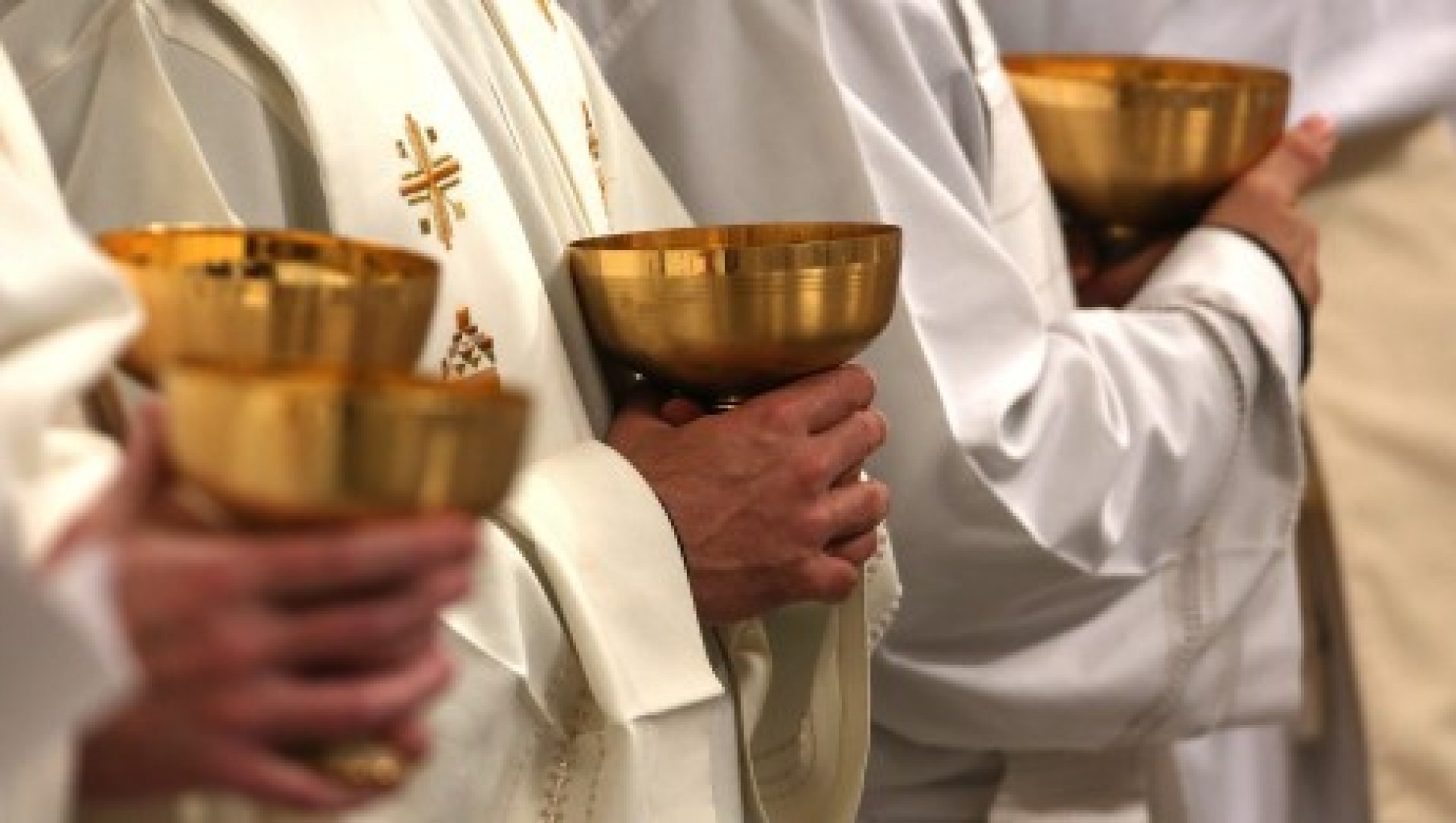  Sacerdotes de EEUU abrumados por escándalos y falta de curas