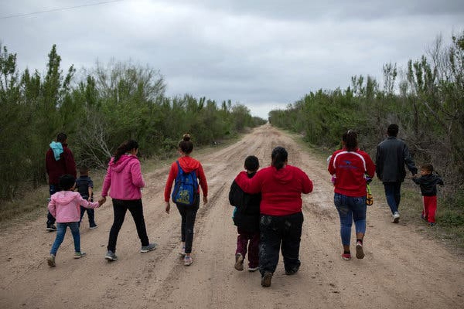 Cruces ilegales se desploman a medida que EE.UU. extiende su política a través de la frontera