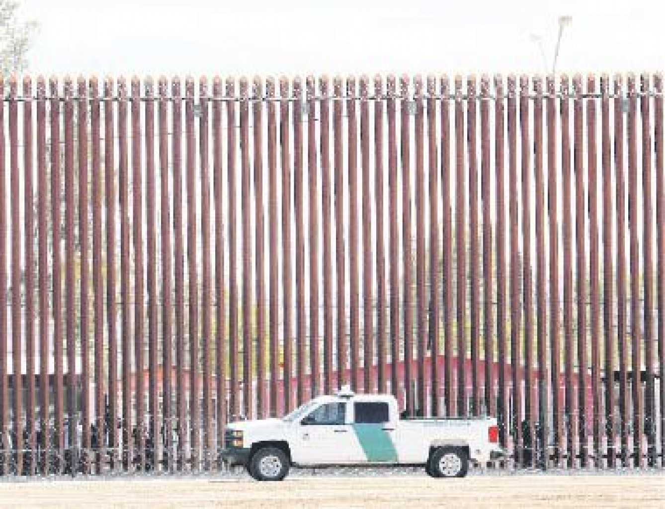 Muere mujer embarazada de 19 años tras  caer de muro fronterizo en EEUU