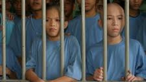 Limita la colocación de jóvenes adolescentes en centros de detención de menores