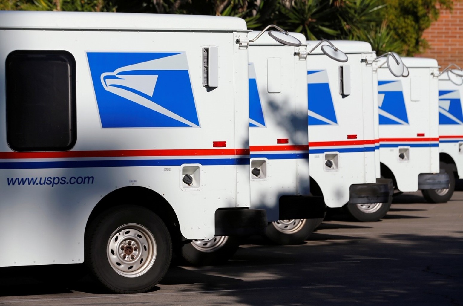 Demanda contra Trump, jefe postal busca financiación adecuada