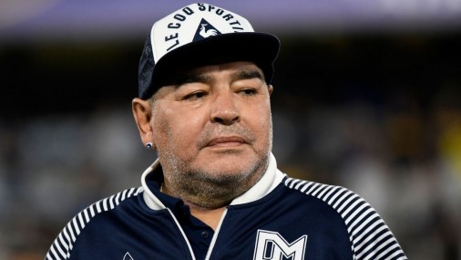 Fanáticos del fútbol argentino lloran por el superhéroe Diego Maradona