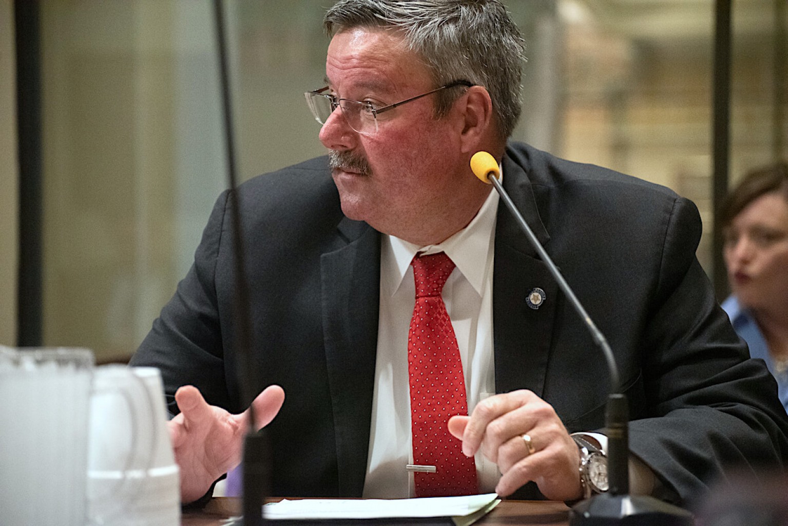 Senador Casey Murdock dice que los mandatos restrictivos de COVID-19 no siempre funcionan