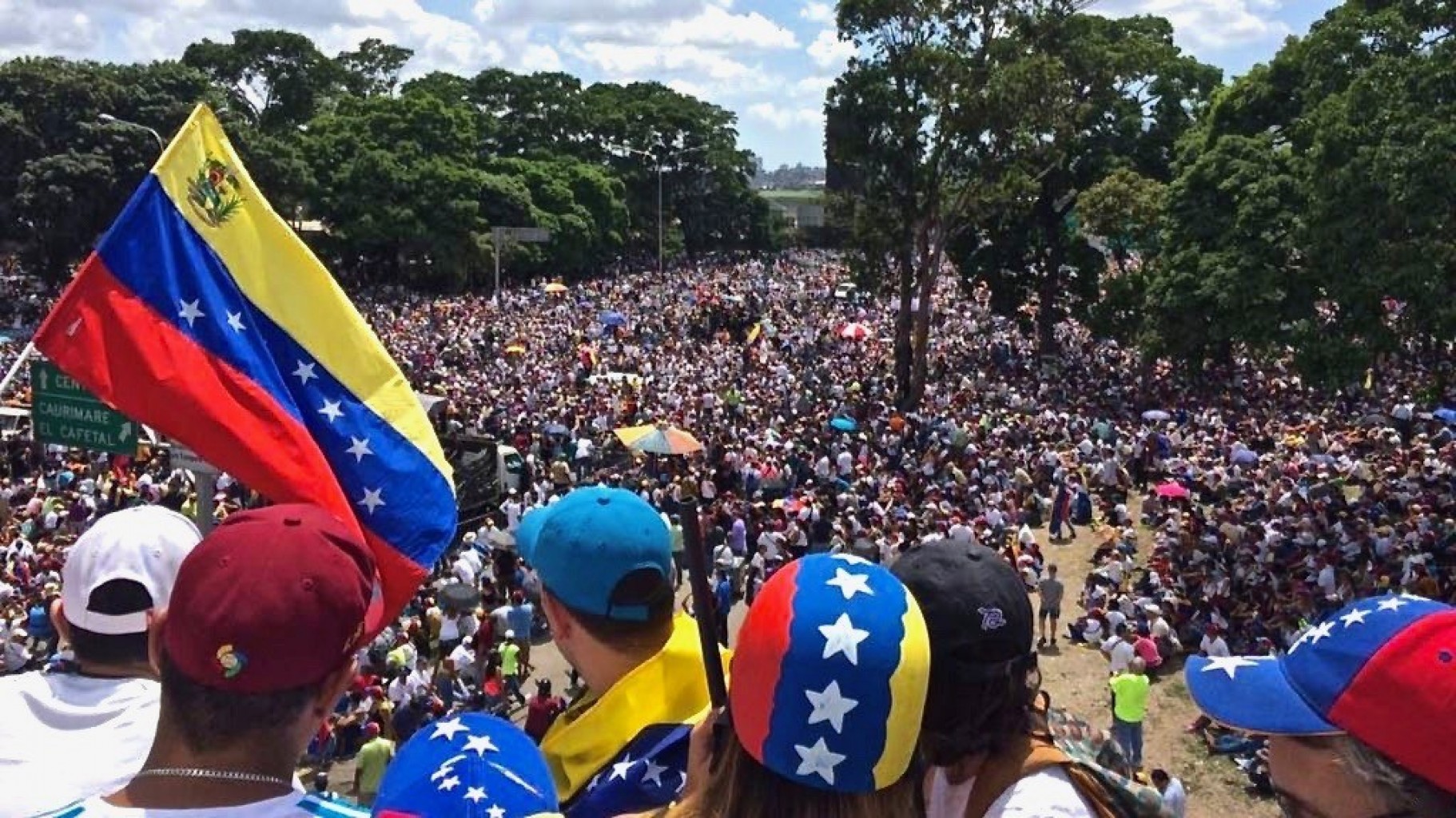 Trump suspende la deportación de  venezolanos y les concede permisos laborales