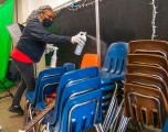 Las escuelas sopesan si deben sentar a los estudiantes más juntos