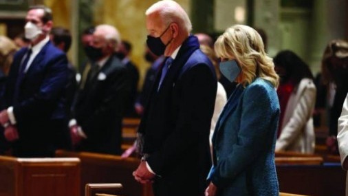 Obispos católicos de EE.UU. pueden presionar a Biden para que deje de tomar la Comunión