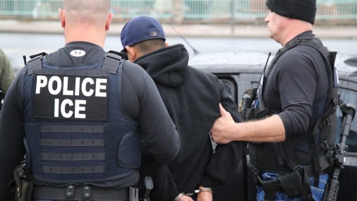 Juez federal bloquea las pautas de cumplimiento de ICE 