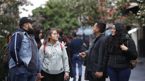 Jóvenes mexicanos vuelven a fiestas, aunque algunos se vacunan