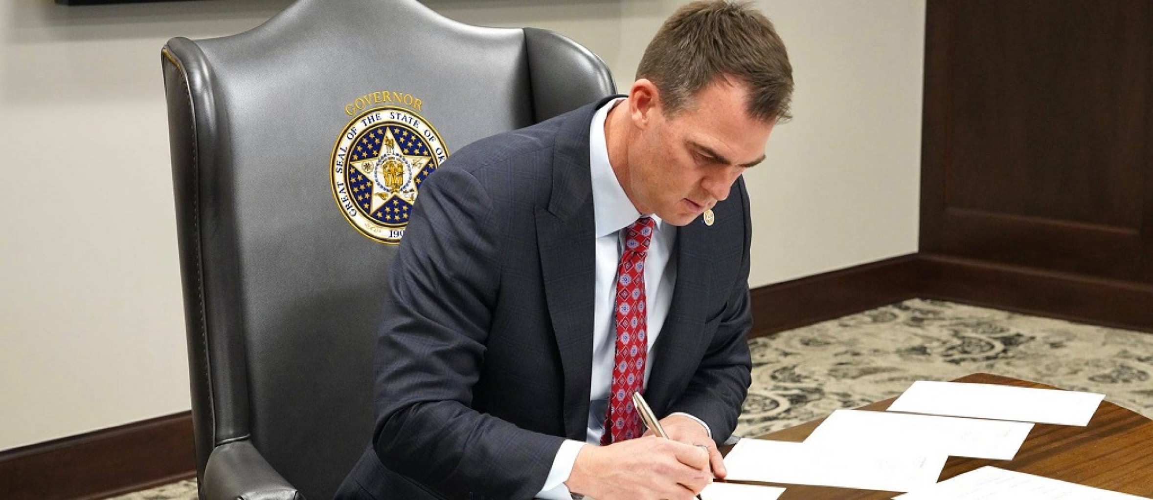 Gobernador Kevin Stitt firma seis proyectos de ley de redistribución de distritos