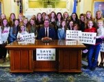 Gobernador de Oklahoma Ley Save Women's Sports. 