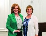 La representante Rhonda Baker recibe el premio Bill Lowry Library Champion Award