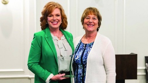La representante Rhonda Baker recibe el premio Bill Lowry Library Champion Award