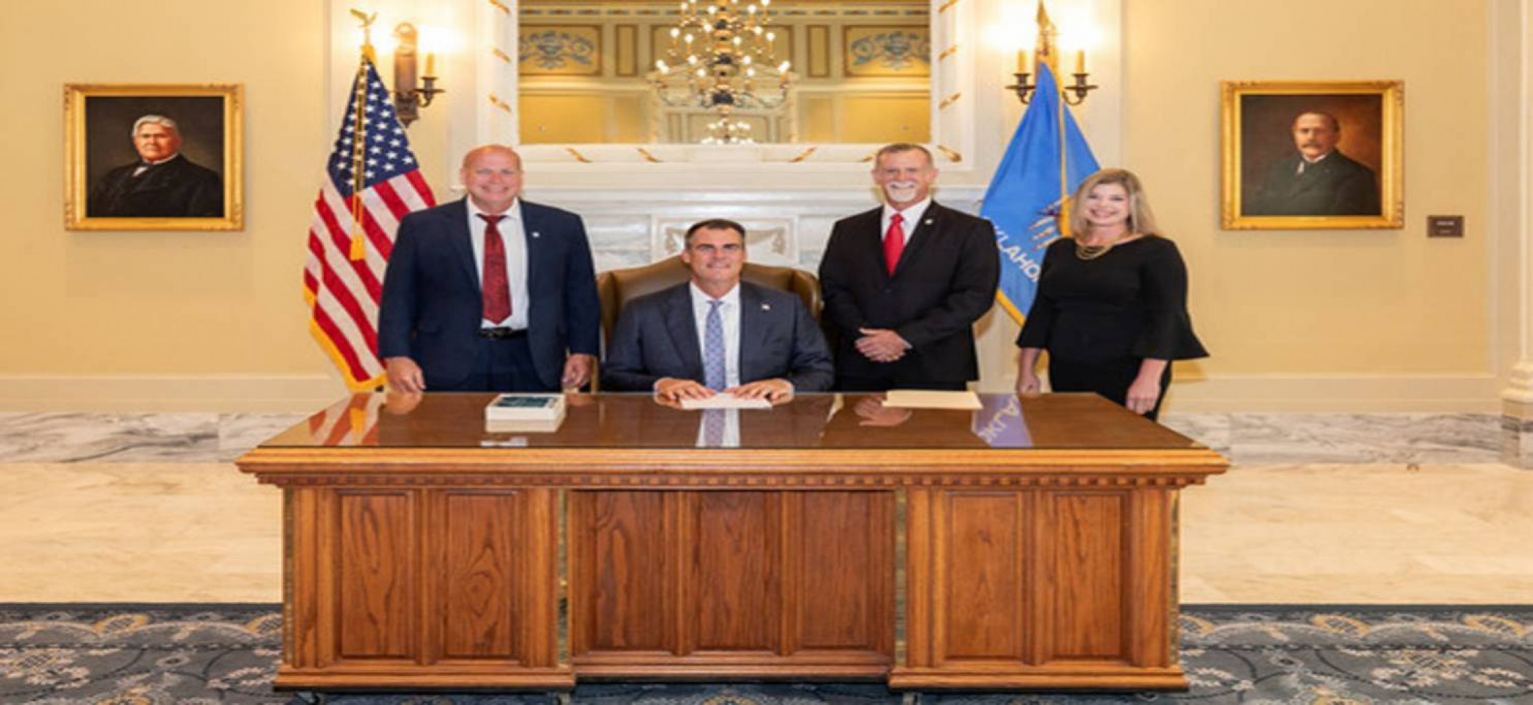 Gobernador de Oklahoma firma legislación que  aumenta el salario de los trabajadores electorales