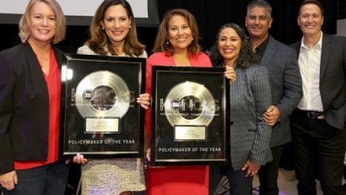 GLORIA ESTEFAN, SEBASTIÁN YATRA, EMILIO ESTEFAN APLAUDIDOS EN LOS HONORES RIAA