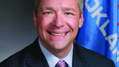 El Senador Brooks Aborda Confusión sobre la Compra de Propiedades por Extranjeros
