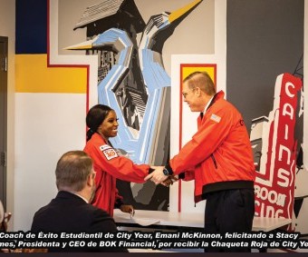 El director ejecutivo de BOK Financial recibe el Honor Red Jacket