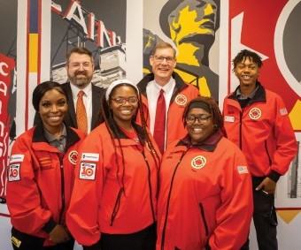 El director ejecutivo de BOK Financial recibe el Honor Red Jacket