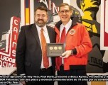 El director ejecutivo de BOK Financial recibe el Honor Red Jacket