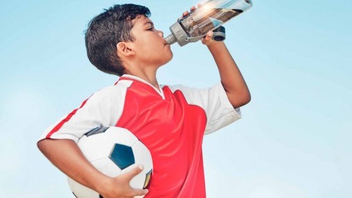 Elegir bebidas saludables para niños y adolescentes