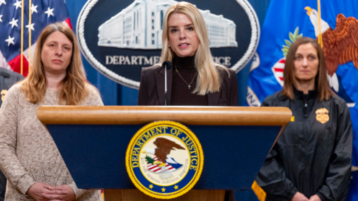 Fiscal de EEUU demanda a Nueva York por permitir a indocumentados obtener licencias de conducir