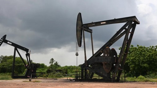 Trump castiga a Venezuela con arancel especial de 25 % para países que compren petróleo venezolano