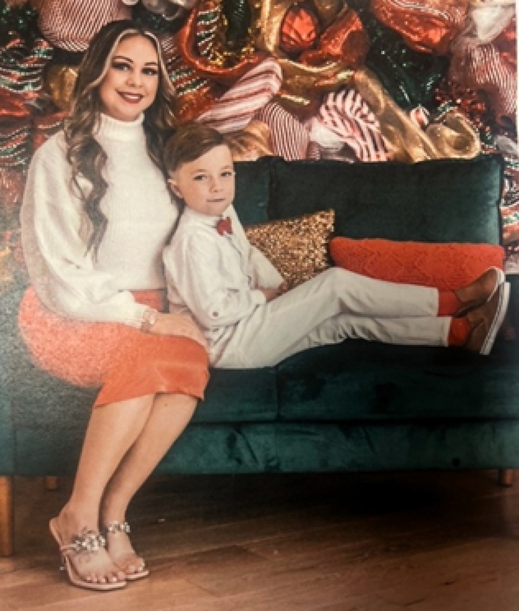 Asistente dental y su hijo celebraron la dedicación de su nuevo Hogar 