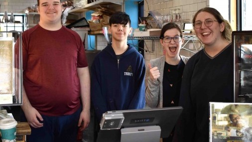 Aprendizaje Basado en el Trabajo: ESTUDIANTES CON DISCAPACIDAD APRENDEN HABILIDADES LABORALES 