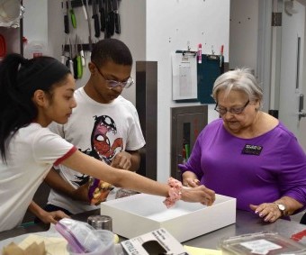 Aprendizaje Basado en el Trabajo: ESTUDIANTES CON DISCAPACIDAD APRENDEN HABILIDADES LABORALES 