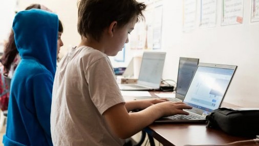 Proyecto de ley Limitaría a escuelas públicas a cinco días de clases virtuales por año