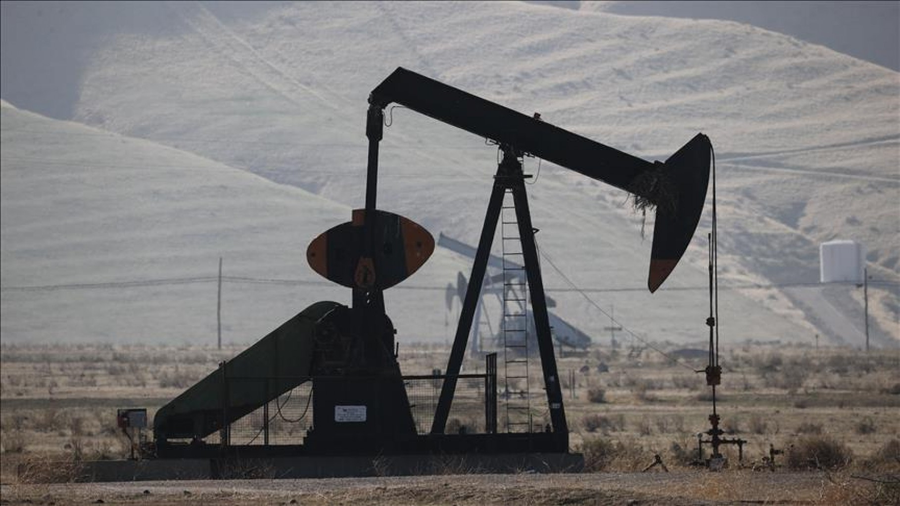 Petróleo cierra la semana a la baja, pese a leve repunte final