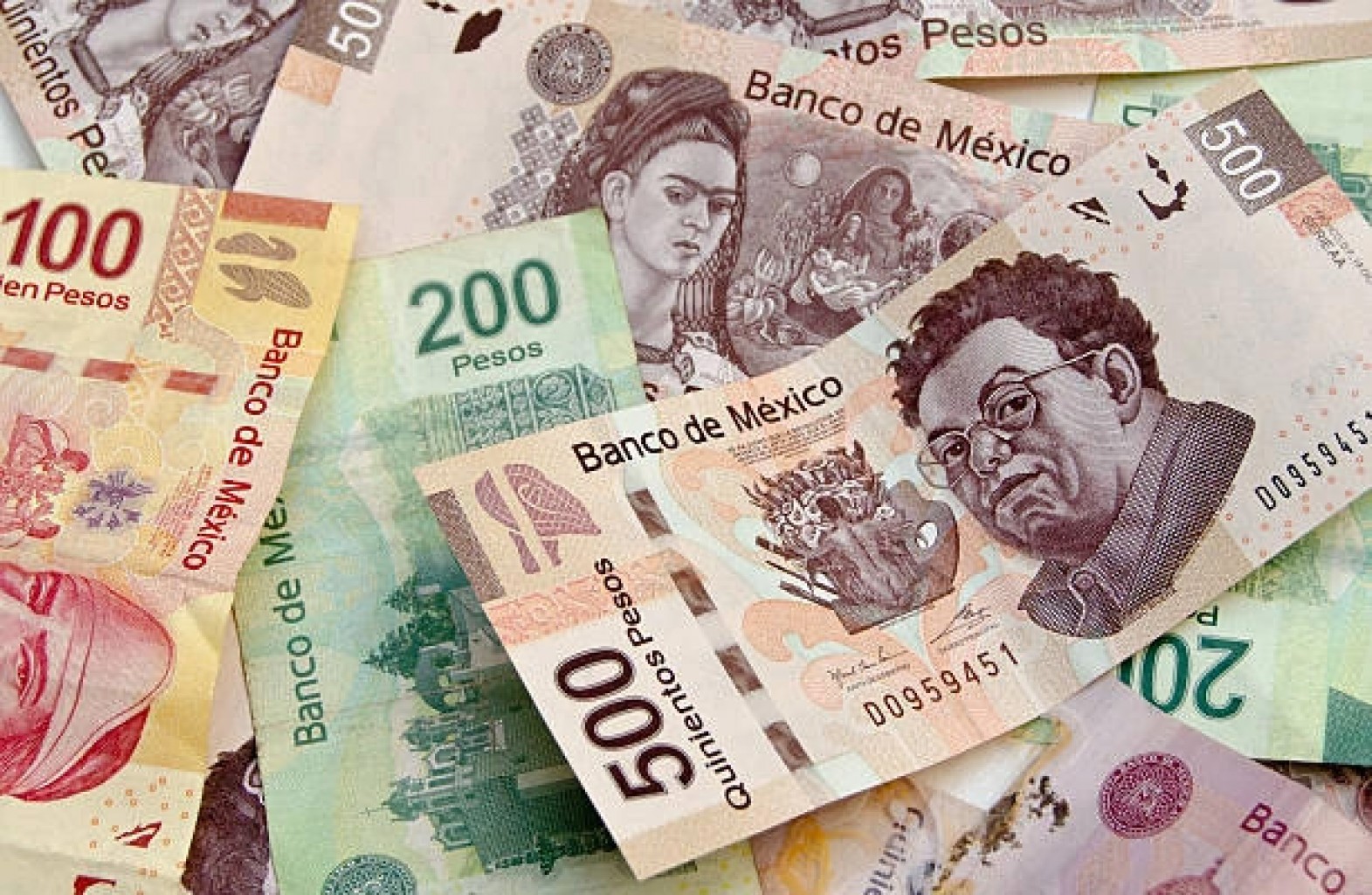 Peso Mexicano retrocede; persisten dudas sobre crecimiento 