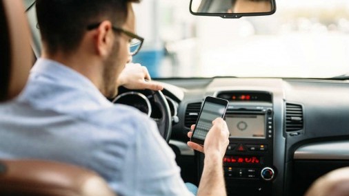 La mayoría de los accidentes automovilísticos en  EE. UU. ocurren en carreteras rectas ¿Es la distracción del teléfono? 