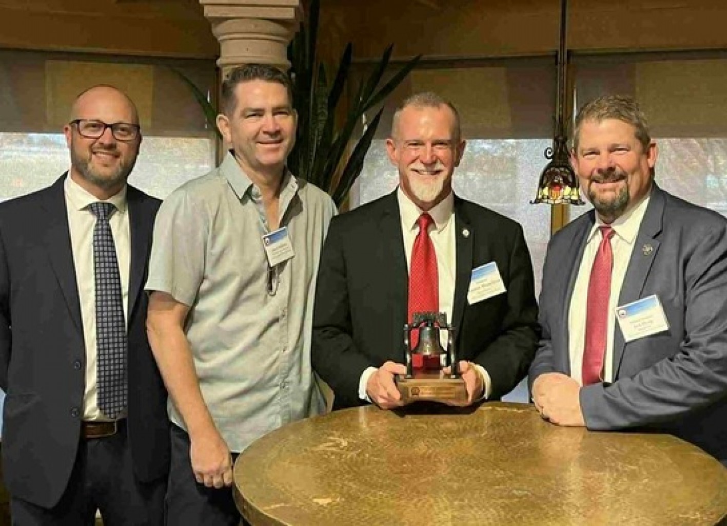 Senador recibe "Premio Liberty Bell" por sus esfuerzos legislativos para proteger a los niños de OklahOMA