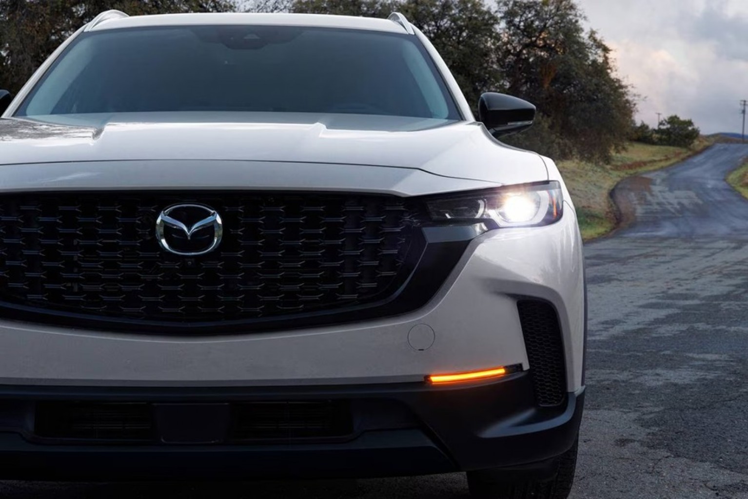 Mazda CX-50 Híbrido Premium del 2026, un SUV elegante y versátil