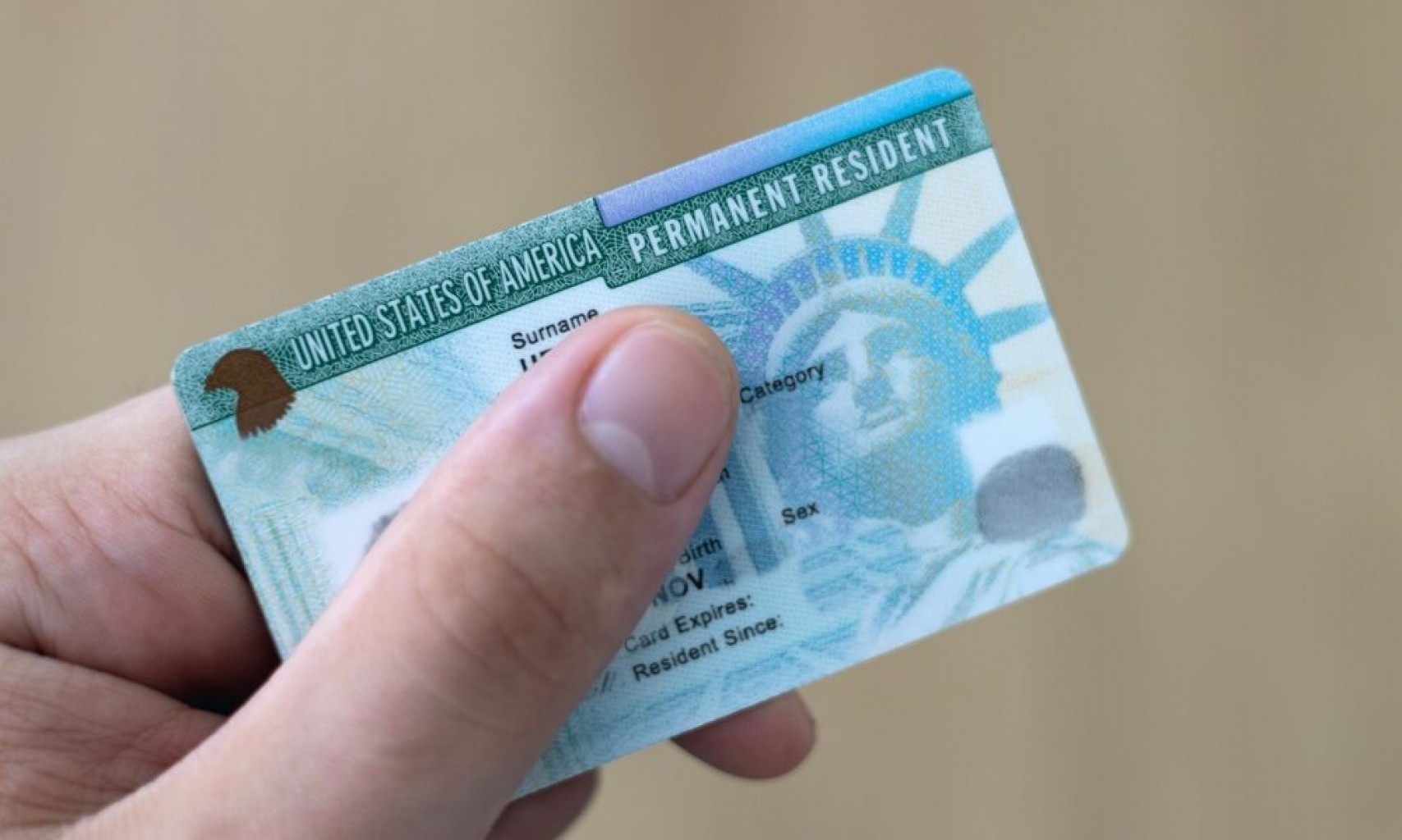Aumentan el veto de préstamos de negocios a inmigrantes y residentes con ‘green card’
