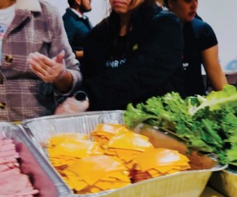 Fe en Acción: Iglesia Familia Emmanuel Alimenta y Reconforta a 250 Personas Sin Hogar