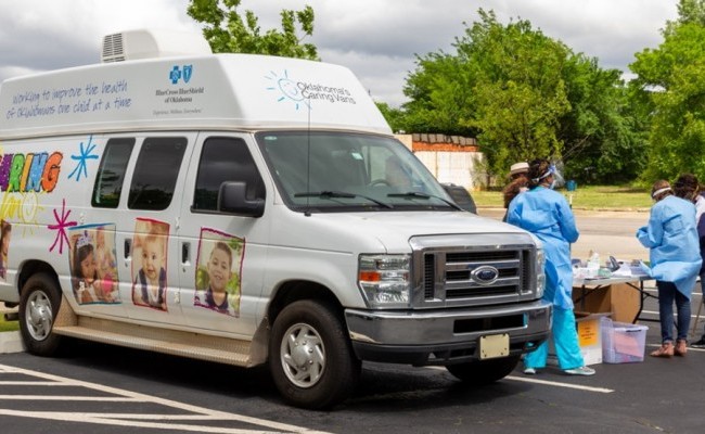 Lucha contra la Influenza junto a las clínicas móviles Oklahoma Caring Van