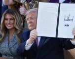 Trump y la primera dama fifirman una orden ejecutiva sobre la salud de la mujer